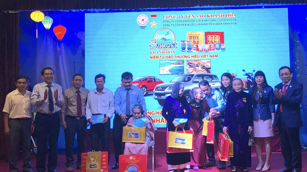Ban tổ chức tặng quà cho mẹ Việt Nam anh hùng