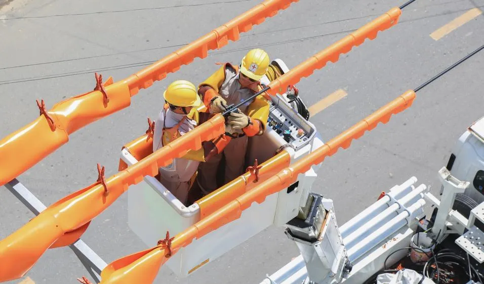 EVNCPC sử dụng công nghệ sửa chữa lưới điện đang mang điện (hotline) để không phải cắt điện