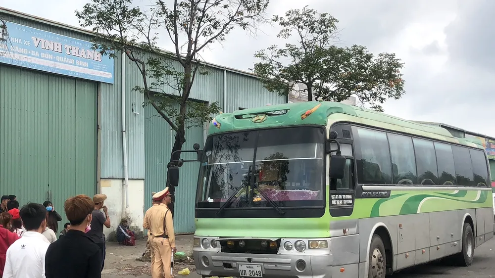 Xe biển số Lào hết hạn kiểm định, chở quá số người quy định