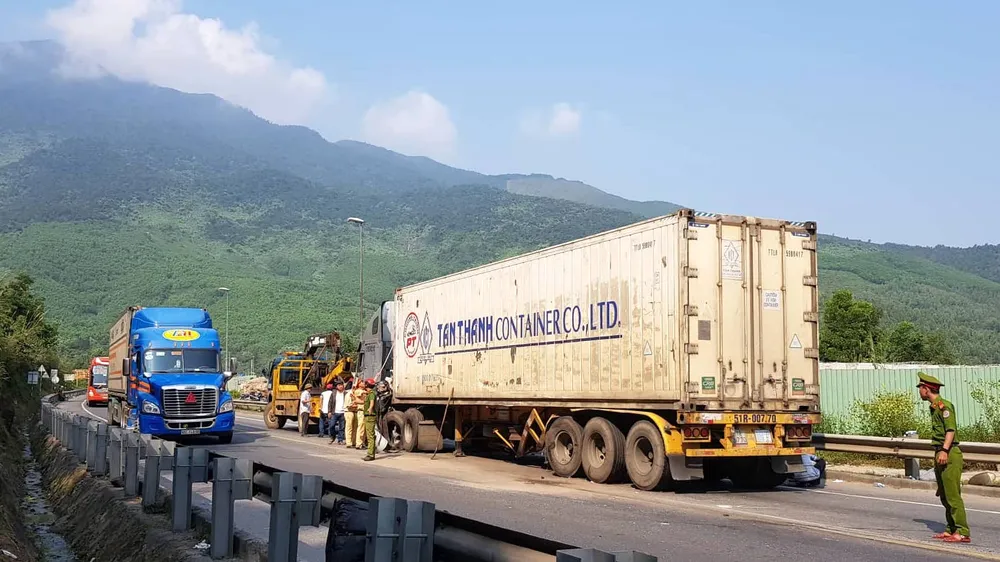 Hiện trường vụ TNGT giữa xe đầu kéo và xe khách