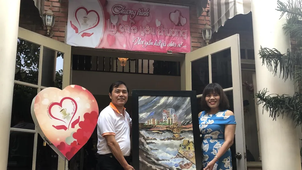 Chương trình Ly cà phê yêu thương bán đấu giá tranh gây quỹ