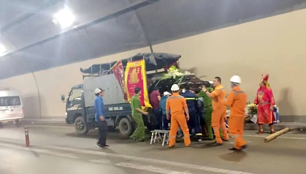 Lực lượng cứu nạn hỗ trợ di chuyển quan tài sang xe khác để đưa về quê