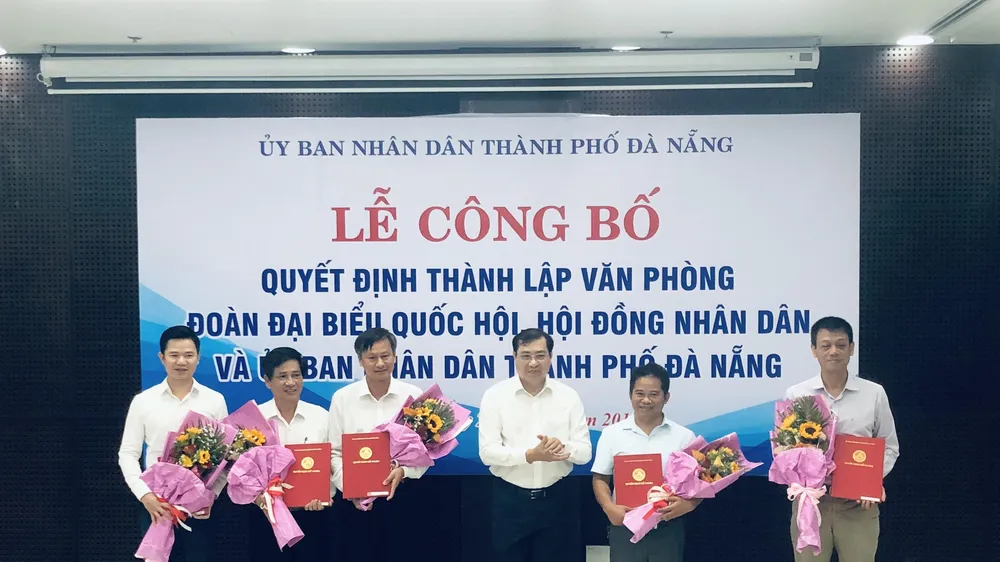 Ông Huỳnh Đức Thơ, Chủ tịch UBND TP Đà Nẵng trao Quyết định bổ nhiệm và tặng hoa cho Chánh Văn phòng và các Phó Chánh Văn phòng hợp nhất