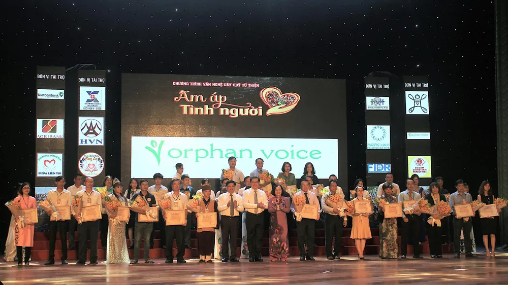Ông Võ Công Trí, hó Bí thư Thường trực Thành ủy Đà Nẵng và ông Huỳnh Đức Thơ tặng hoa và trao bảng ghi nhận cho 40 nhà tài trợ