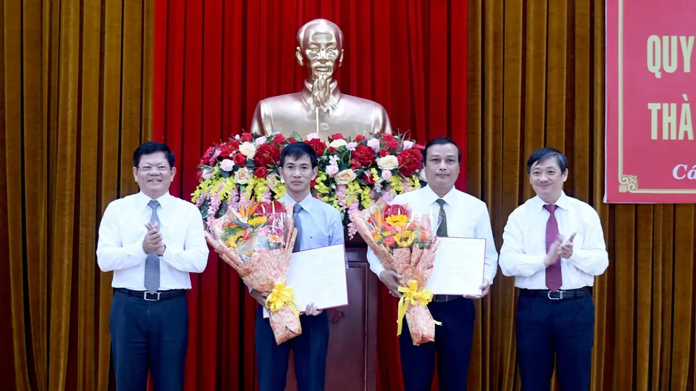 Đà Nẵng công bố quyết định về công tác cán bộ ở Hòa Vang và Cẩm Lệ