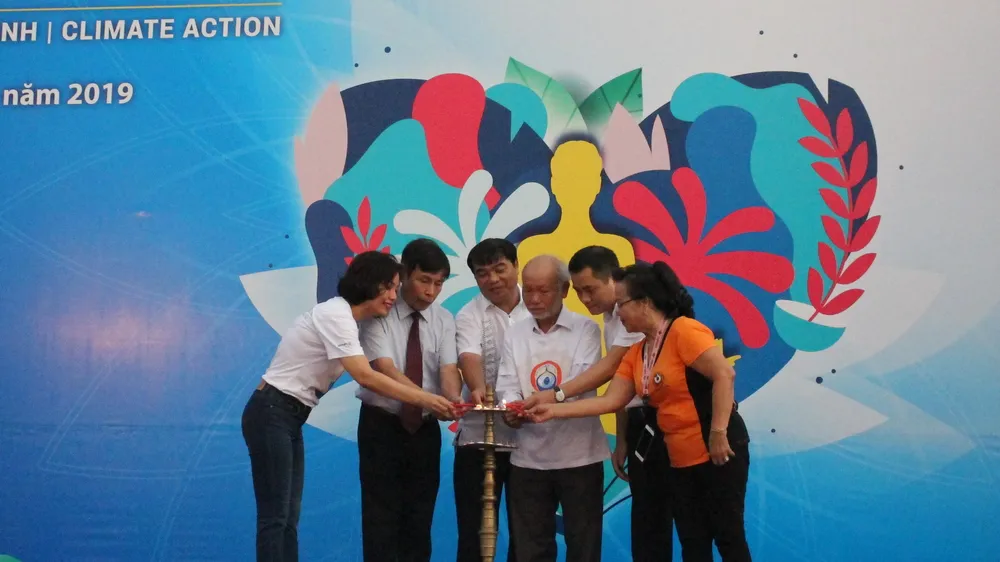 Ban tổ chức đốt đèn khai mạc chương trình
