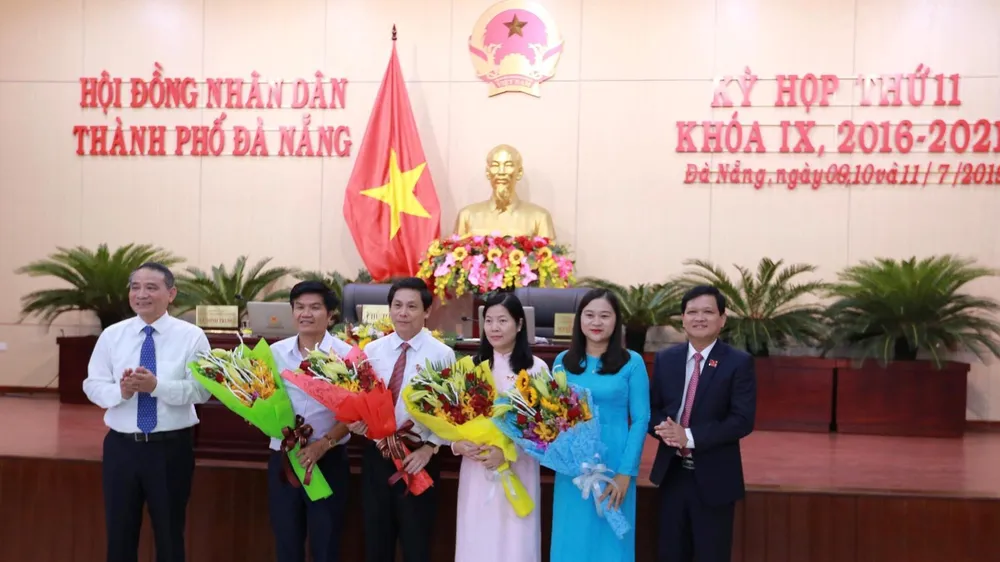 Lãnh đạo Thành ủy, HĐND TP Đà Nẵng tặng hoa chúc mừng các đại biểu được bầu vào chức danh mới