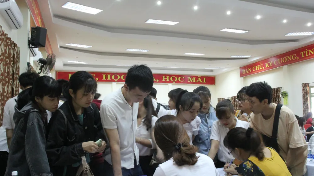 Đông đảo học sinh, sinh viên và người lao động đến tham gia ngày hội việc làm