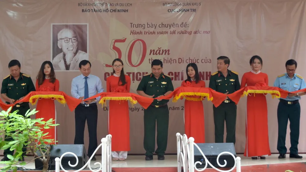 Cắt băng khai mạc triển lãm
