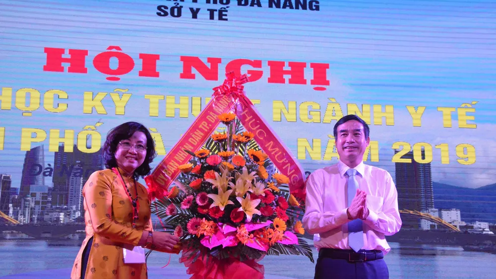 Ông Lê Trung Chinh, Phó Chủ tịch UBND TP Đà Nẵng tặng hoa chúc mừng