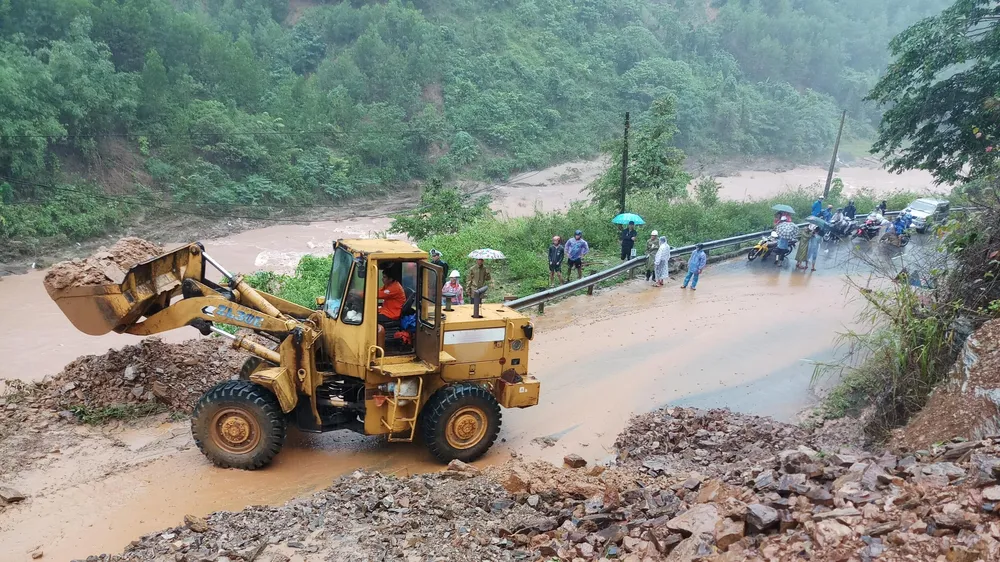 Đường Hồ Chí Minh qua huyện Đakrông, tỉnh Quảng Trị có hơn 23 điểm sạt lở gây ách tắc giao thông