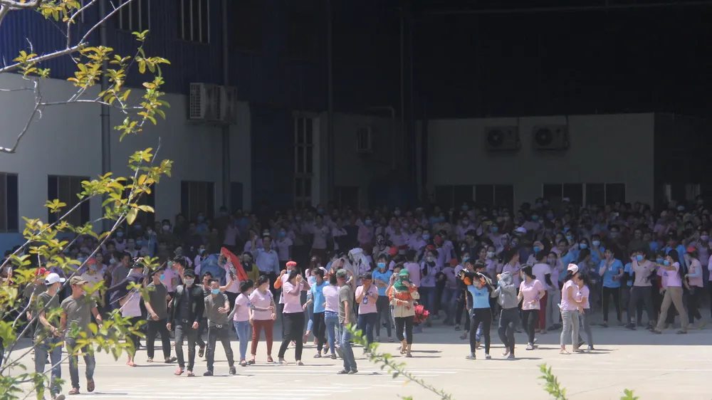 Hàng ngàn công nhân đã đồng loạt nghỉ việc vào trưa ngày 17-9 khi phát hiện trong thức ăn có những sinh vật lạ màu trắng, nghi là dòi