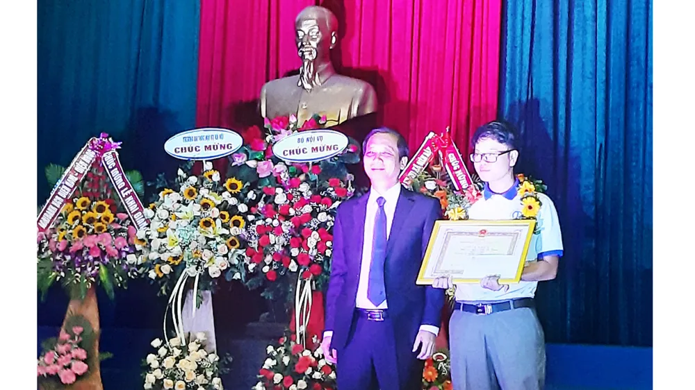 PGS.TS Nguyễn Bá Chiến, Hiệu trưởng Trường Đại học Nội vụ Hà Nội trao học bổng cho thủ khoa đầu vào năm học 2019-2020