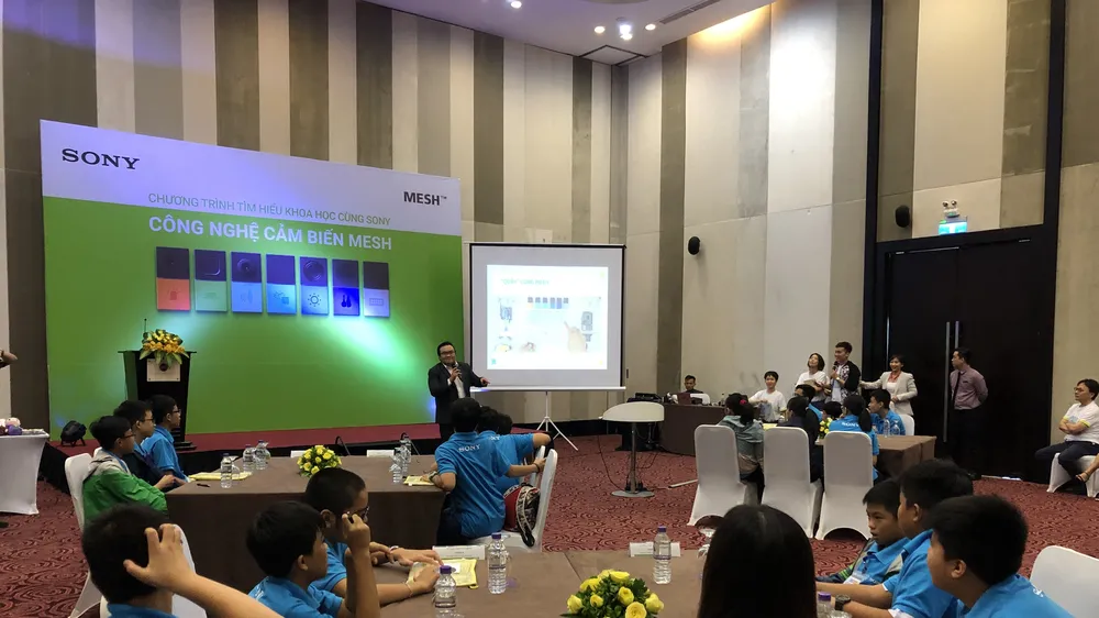 Các em học sinh Trường THCS Lý Thường Kiệt (Đà Nẵng) đang tham gia chương trình “Tìm hiểu khoa học cùng Sony"