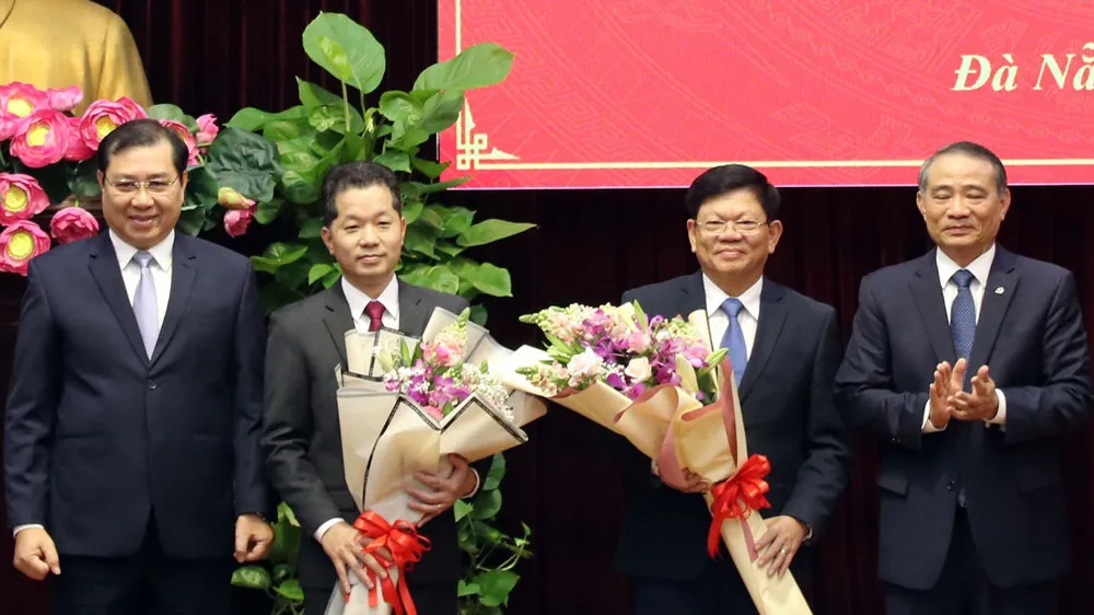 Ông Trương Quang Nghĩa, Bí thư Thành ủy Đà Nẵng và ông Huỳnh Đức Thơ, Chủ tịch UBND TP Đà Nẵng tặng hoa chúc mừng ông Nguyễn Văn Quảng và ông Võ Công Trí