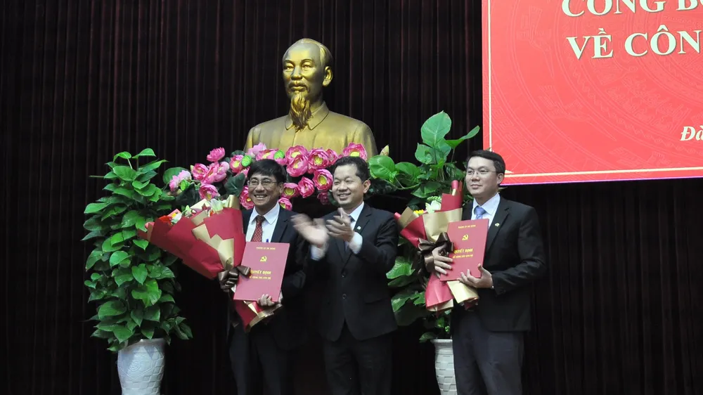 Ông Nguyễn Văn Quảng, Phó Bí thư Thường trực Thành ủy Đà Nẵng trao quyết định bổ nhiệm cho ông Trần Thắng Lợi (bìa trái) và ông Nguyễn Văn Hùng