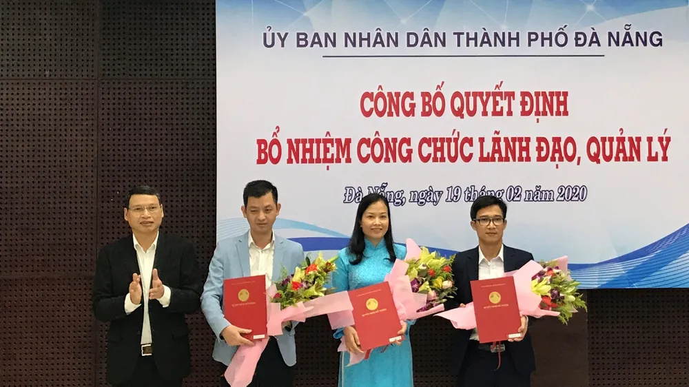 Ông Hồ Kỳ Minh, Phó Chủ tịch UBND TP Đà Nẵng trao quyết định bổ nhiệm đối với 3 lãnh đạo cấp sở ngành 