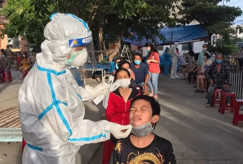 Nhân viên y tế quận Sơn Trà lấy mẫu xét nghiệm cho người dân khu vực quận Sơn Trà