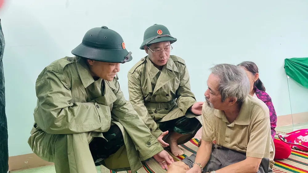 Thượng tướng Phạm Trường Sơn, Phó Tổng Tham mưu trưởng Quân đội nhân dân Việt Nam thăm hỏi người dân trú bão tập trung tại trụ sở UBND xã Phổ Minh cũ, phường Đức Phổ, tỉnh Quảng Ngãi
