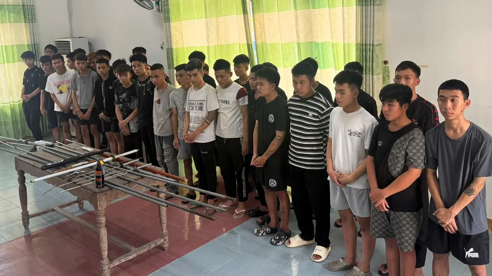 Nhóm thanh thiếu niên và nhiều loại hung khí bị Công an TP Đà Nẵng bắt giữ. Ảnh: CATP cung cấp.