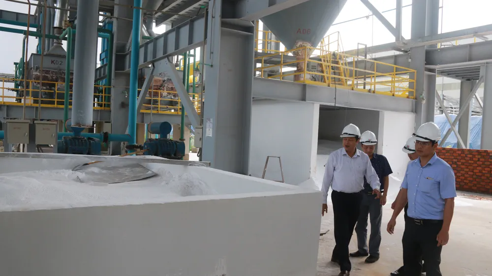 Đoàn công tác Bộ Công thương kiểm tra nơi phát tán bột alumin ra môi trường. Ảnh CÔNG HOAN