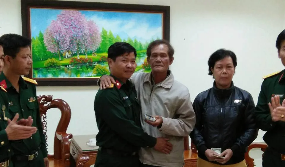 Ông Tịnh và bà Loan xúc động khi nhận lại tài sản bị đánh rơi trước đó
