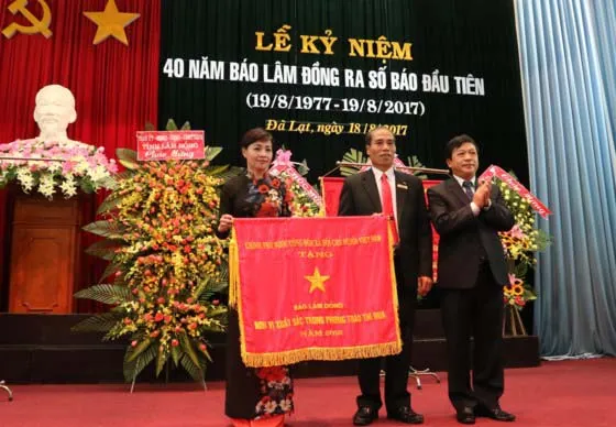Đại diện Báo Lâm Đồng nhận Cờ thi đua của Chính phủ. Ảnh: ĐOÀN KIÊN​