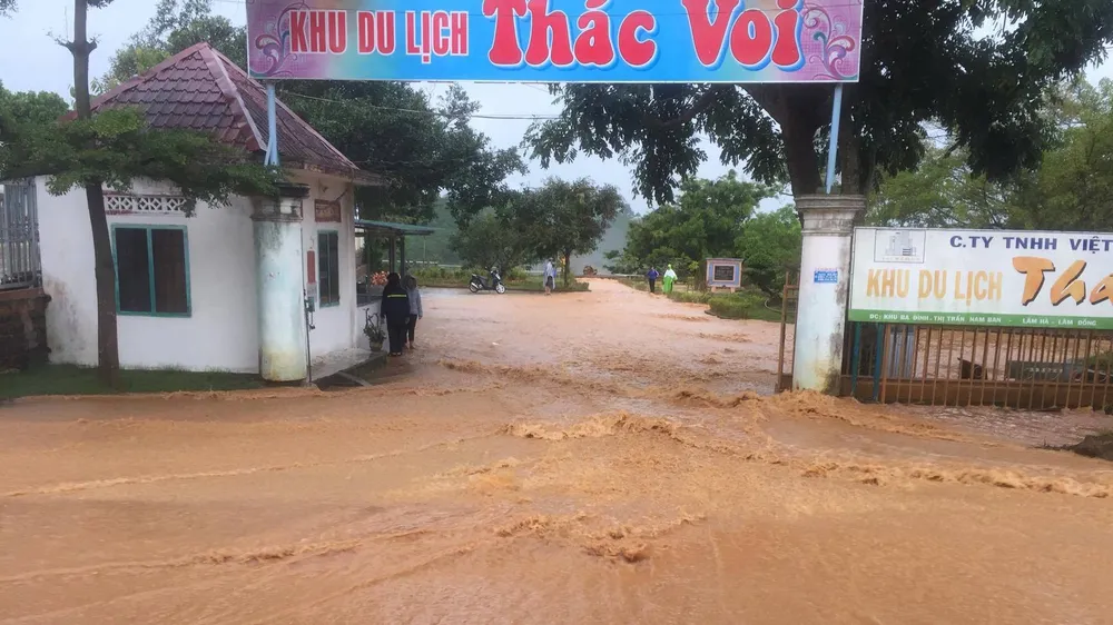 VIDEO: Nước lũ tràn về cô lập khu du lịch Thác Voi