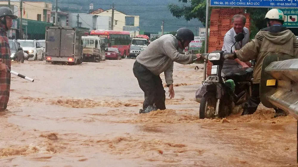 Quốc lộ 20 lại ngập nặng sau trận mưa lớn