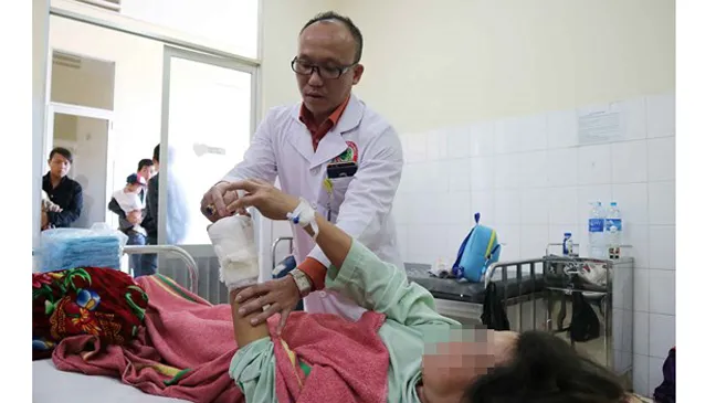 VIDEO: Nối thành công bàn tay bị máy cắt cỏ chém lìa