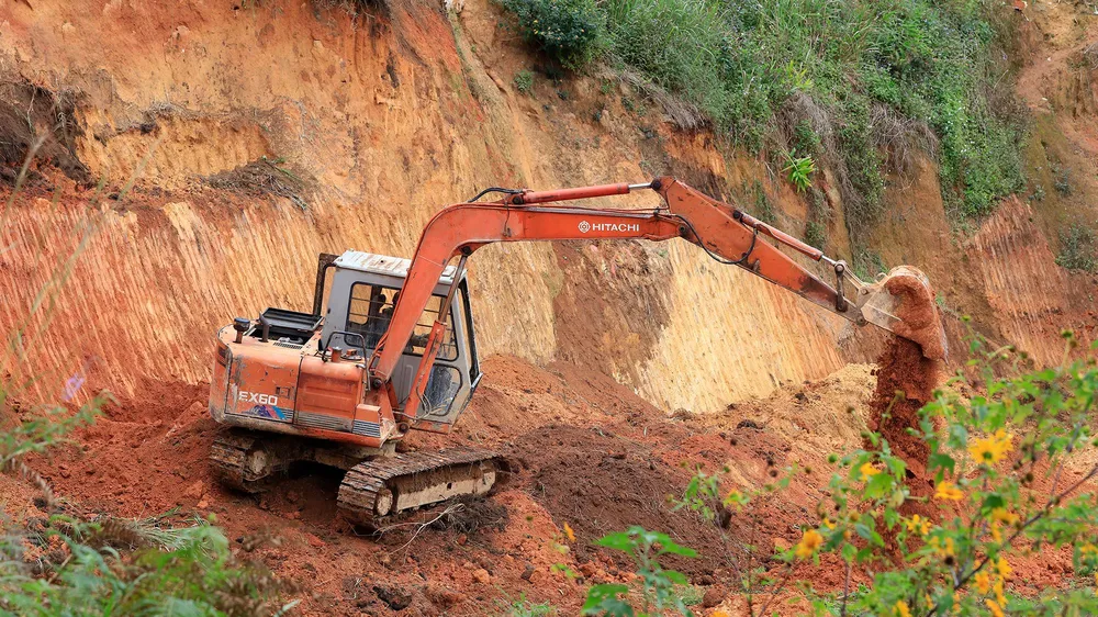 Tạm giữ 2 xe cơ giới san ủi đất rừng trái phép ở Đà Lạt