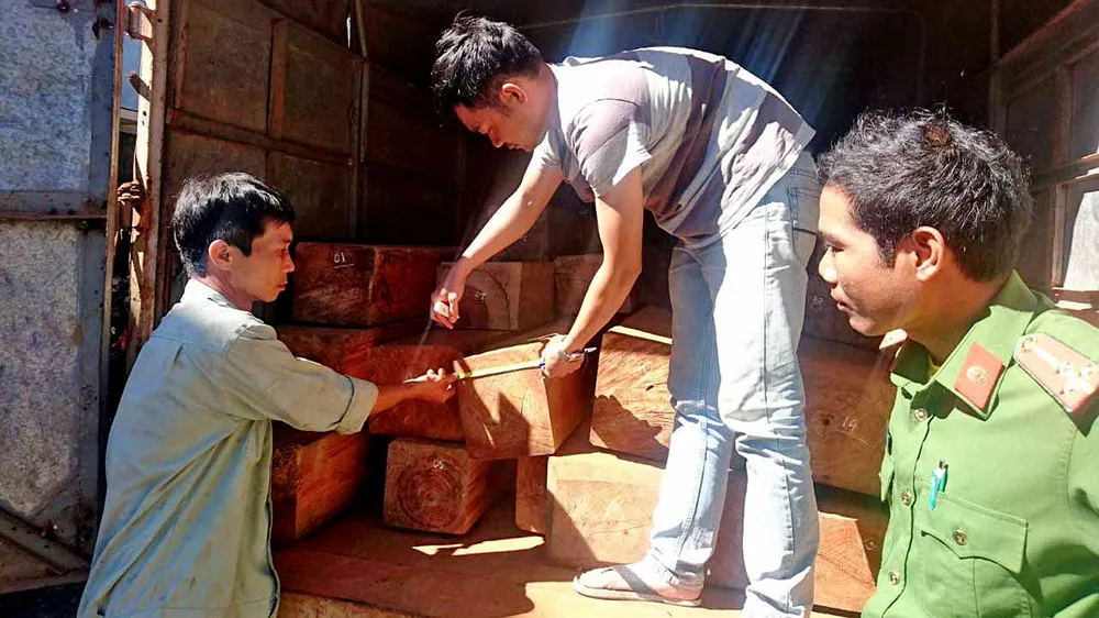 Xe gỗ lậu tăng ga vượt qua chốt cảnh sát 