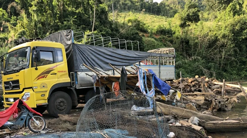 Xe cẩu ngang nhiên vào hồ thủy điện vận chuyển gỗ lậu