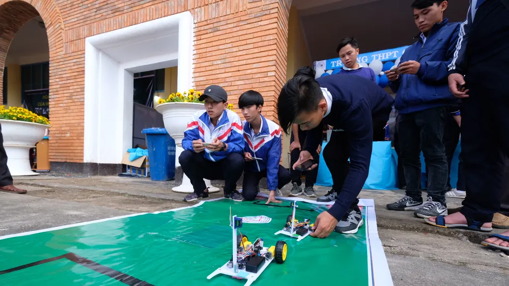 Học sinh trung học khu vực phía Nam tranh tài ở 239 dự án khoa học