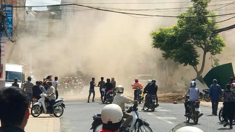 Sập công trình tháo dỡ nhà, 3 người bị thương