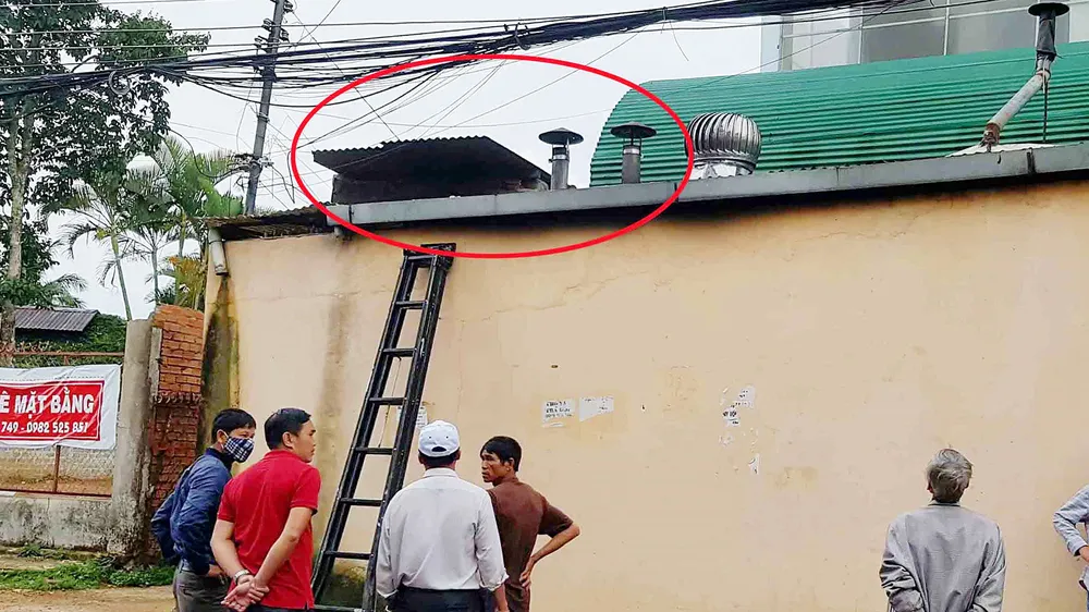 Lên mái nhà thông ống khói, người đàn ông bị điện giật nguy kịch