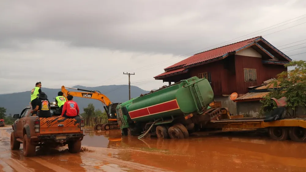 PV Báo SGGP ghi nhận tình hình cứu hộ người bị nạn trong vụ vỡ đập tại Lào