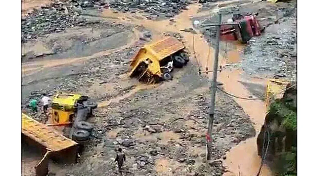 Sau 6 ngày, hiện trường nơi vỡ đập thủy điện ở Lào vẫn ngổn ngang