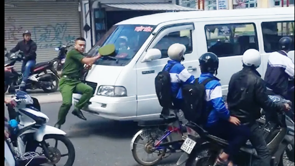 Chạy ô tô vào đường cấm, tài xế còn ủi công an giữa phố