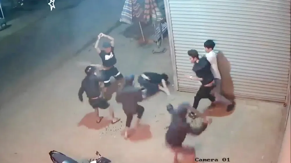 Camera an ninh ghi hình nhóm thanh niên chém 2 người nguy kịch 
