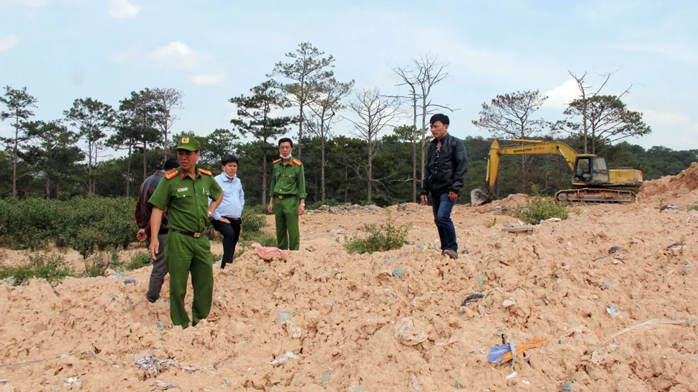 Khu vực nghi chôn lấp trái phép rác chưa qua xử lý. Ảnh: ĐOÀN KIÊN