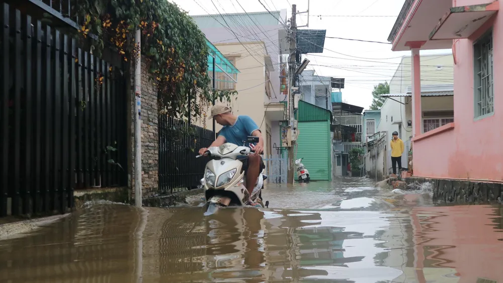 Đà Lạt mưa dữ dội kèm mưa đá, nhiều nơi ngập nặng