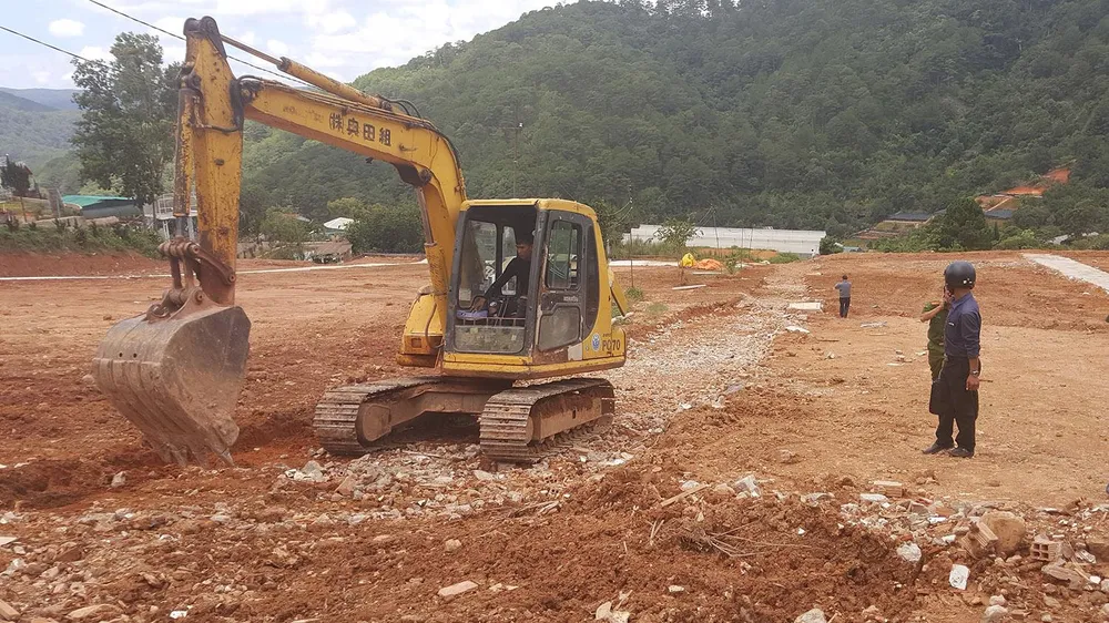 Vô tư san ủi đất, làm đường trái phép ở Đà Lạt