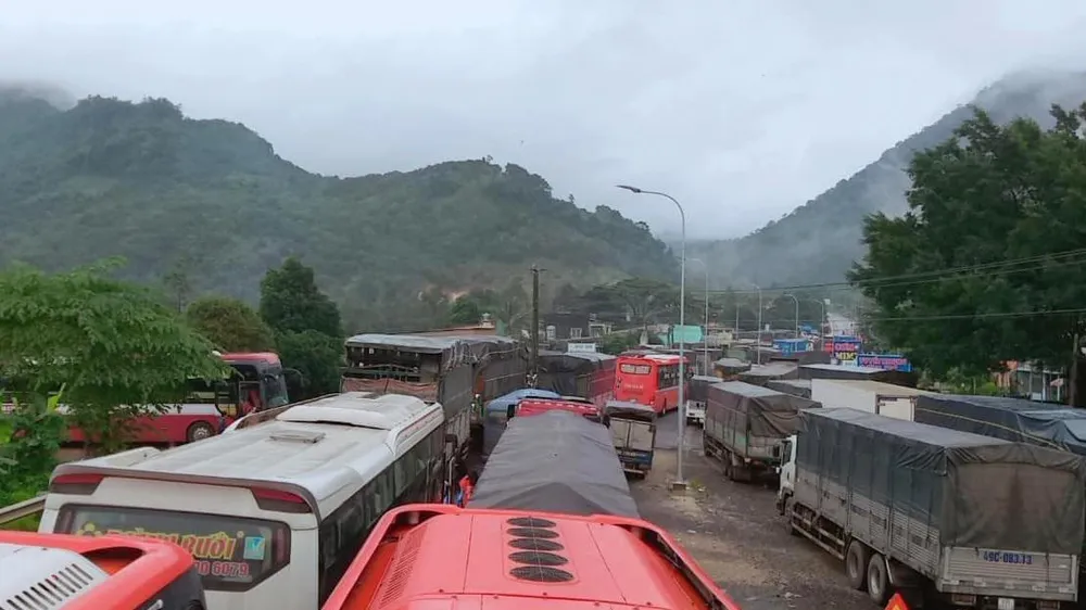 Sạt lở đèo Bảo Lộc, giao thông tê liệt