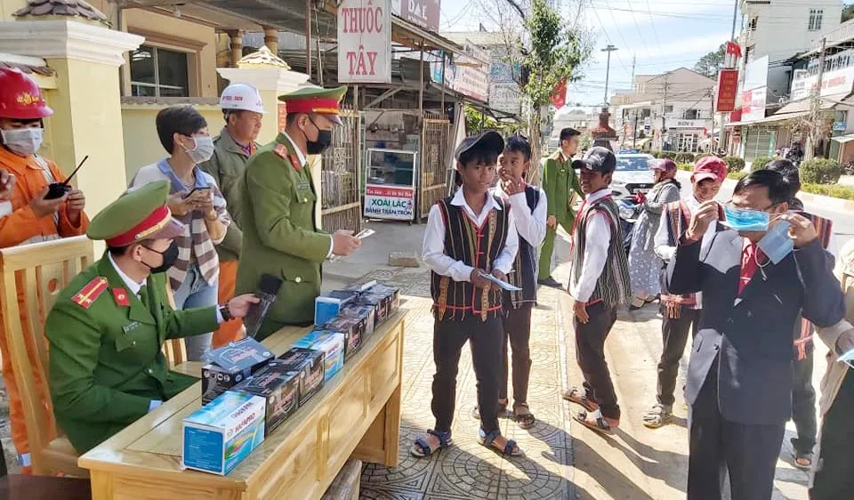 Phát hơn 10.000 khẩu trang miễn phí ở vùng đồng bào dân tộc thiểu số