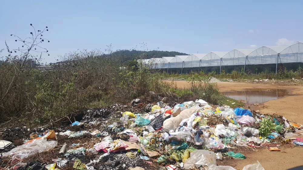 Sân bay Cam Ly (Đà Lạt) tràn ngập rác thải