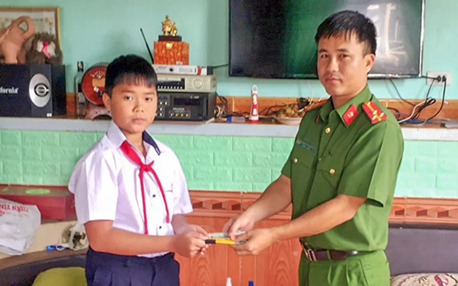 Học sinh nhặt được tiền, tìm người đánh rơi trả lại