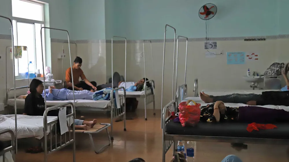Hàng chục người dự 2 đám tiệc phải nhập viện nghi ngộ độc thực phẩm