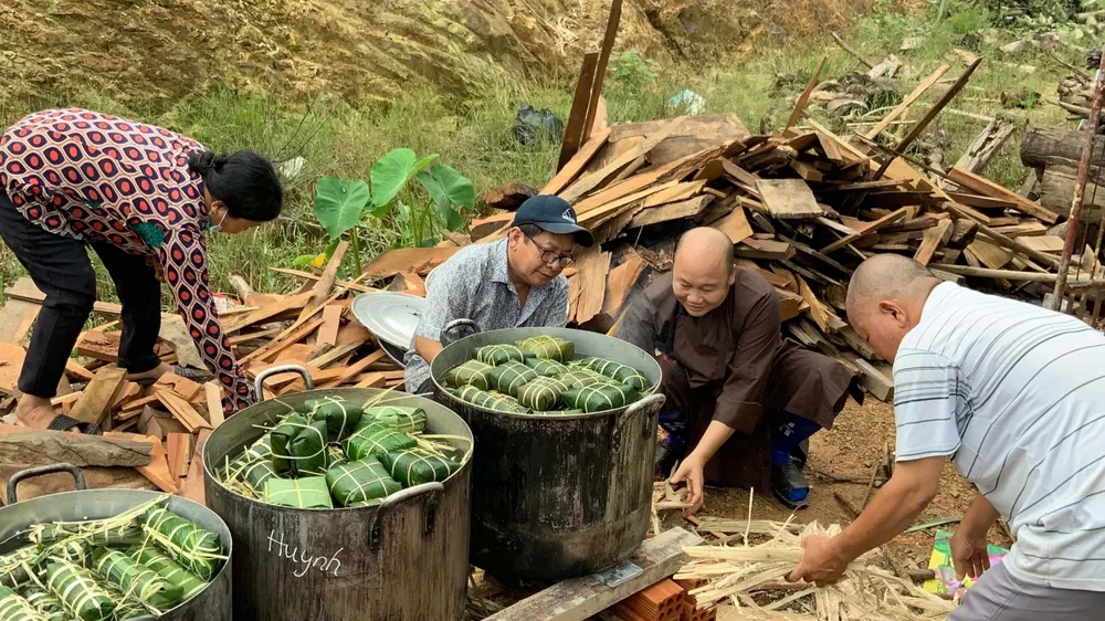 Lâm Đồng: Tất bật gói hơn 6.000 bánh chưng, bánh tét hỗ trợ miền Trung