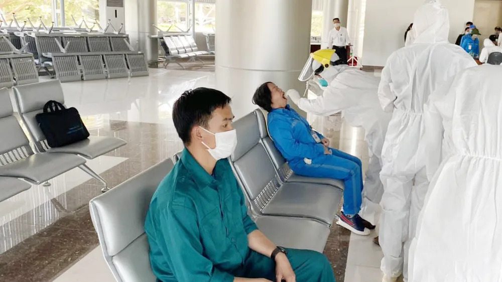 Xét nghiệm SARS-CoV-2 cho toàn bộ nhân viên sân bay Liên Khương – Đà Lạt